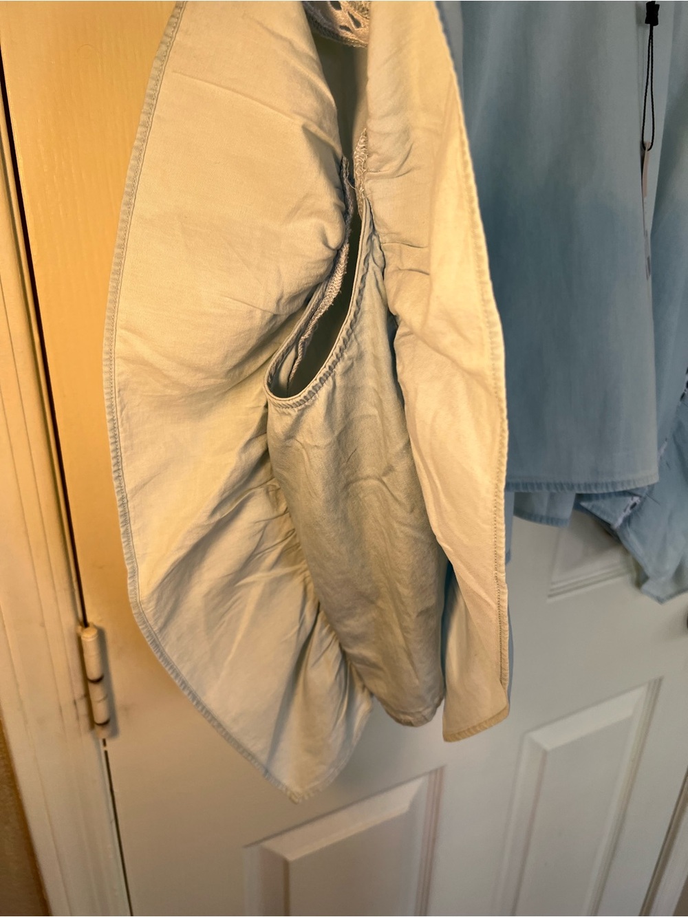 NWT BCBGeneration Light Wash Chambray Flutter Sleeve Top Size L - Picture 6 of 8